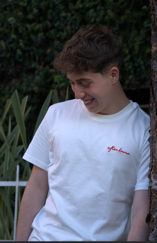 Camiseta After Hours – Bordado Minimalista