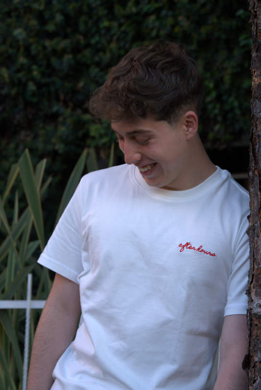 Camiseta After Hours – Bordado Minimalista