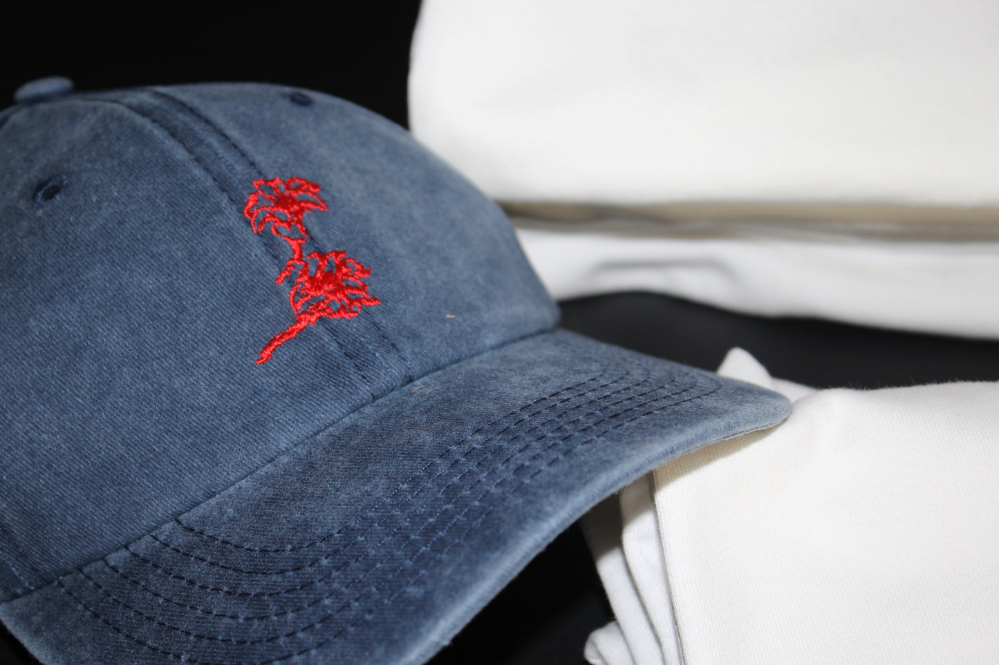 Gorra After Hours Azul Marino con Bordado Rojo