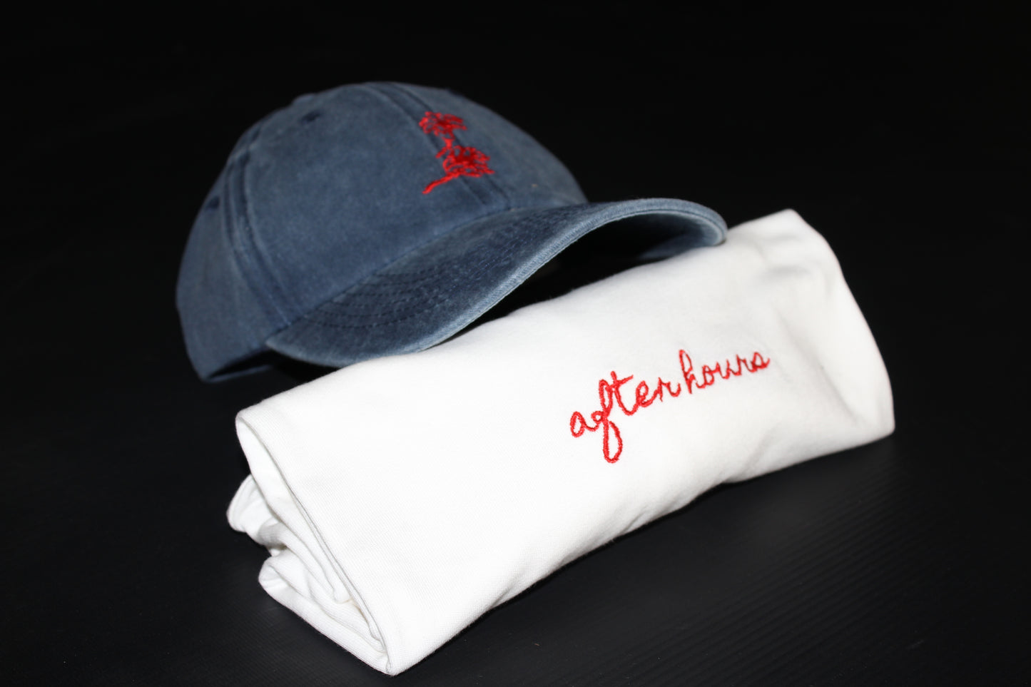 Gorra After Hours Azul Marino con Bordado Rojo