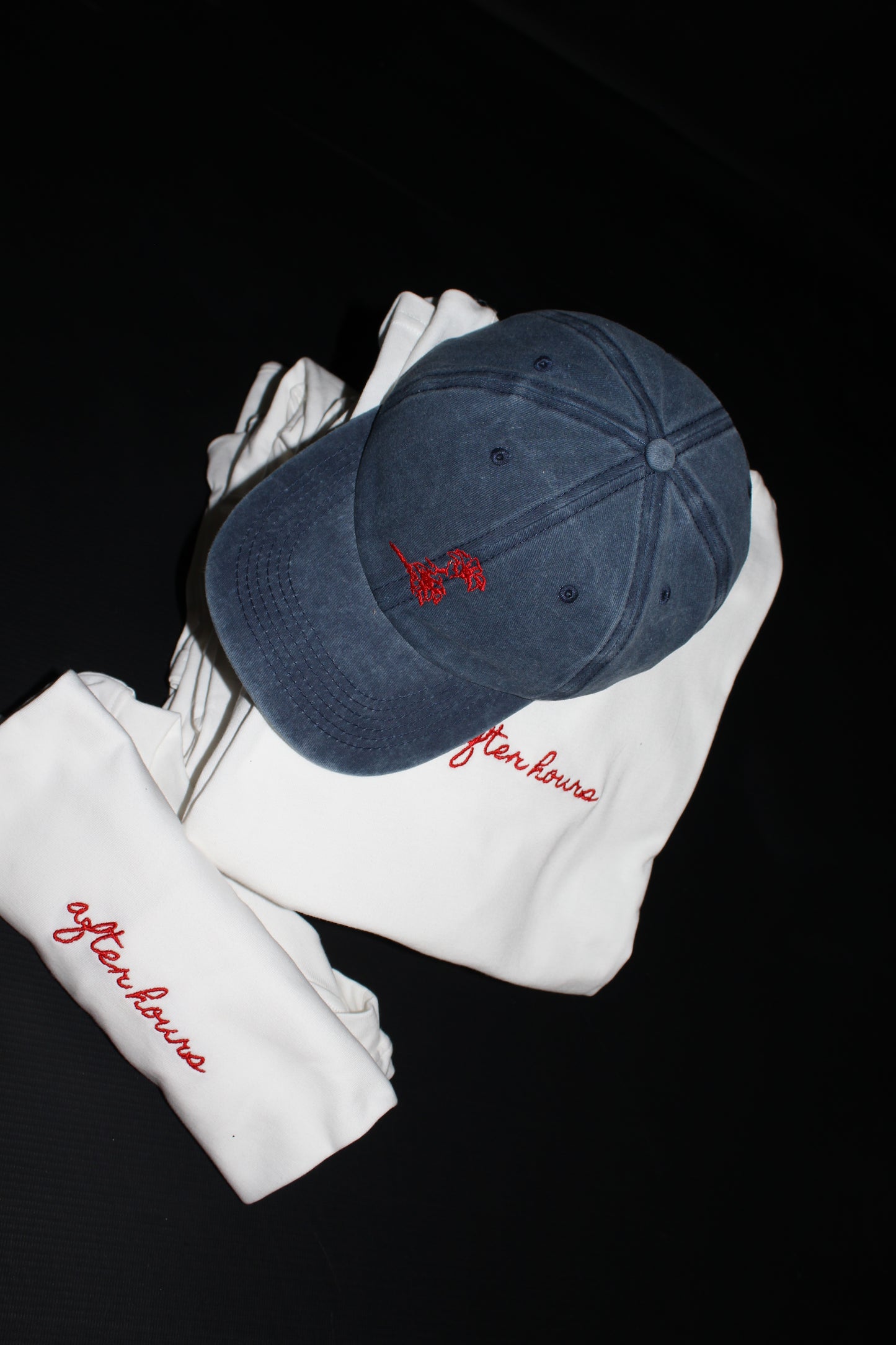 Gorra After Hours Azul Marino con Bordado Rojo