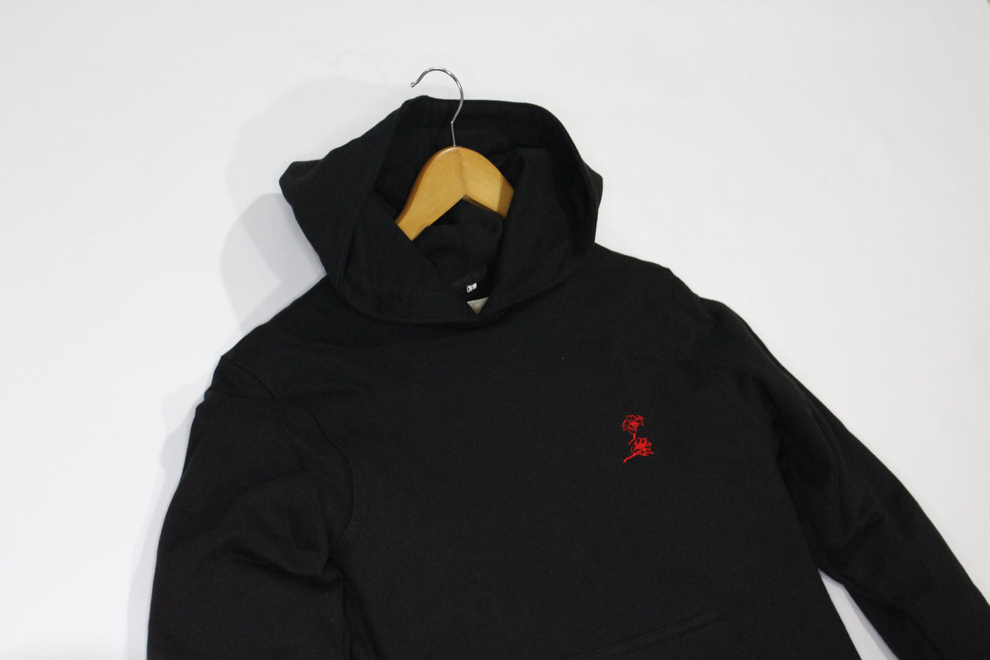 Hoodie Negro After Hours – Bordado Rojo