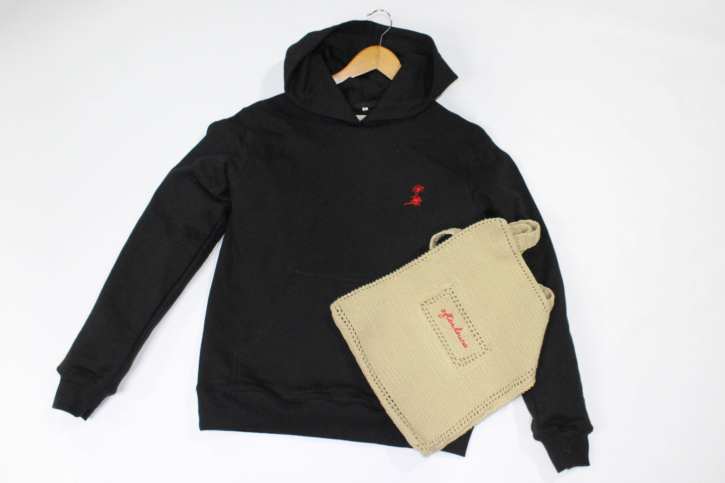 Hoodie Negro After Hours – Bordado Rojo