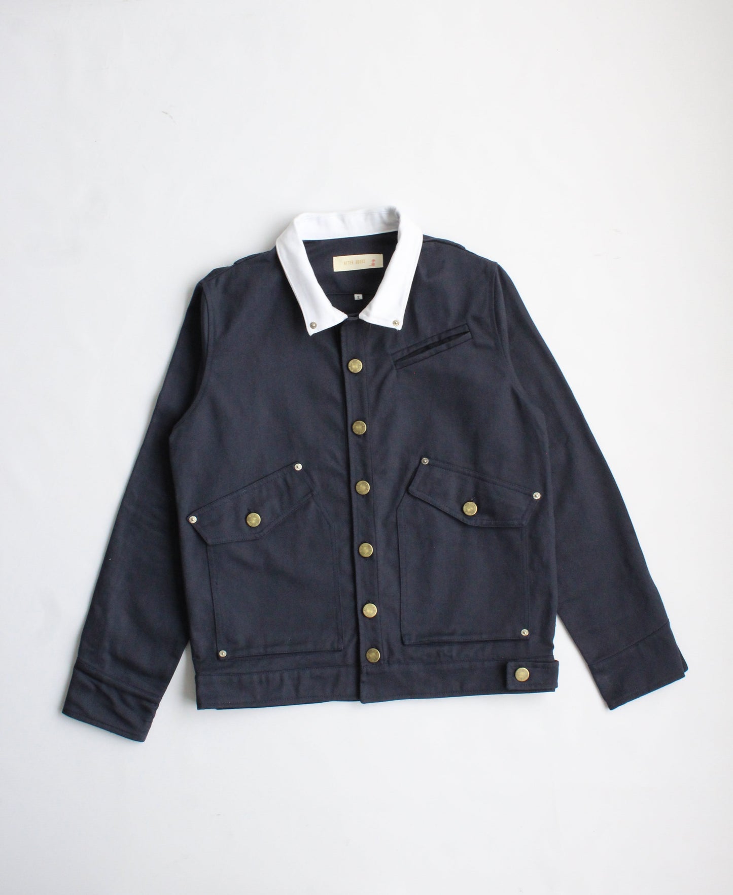 Chaqueta Azul Marino After hours – Detalle Cuello Blanco