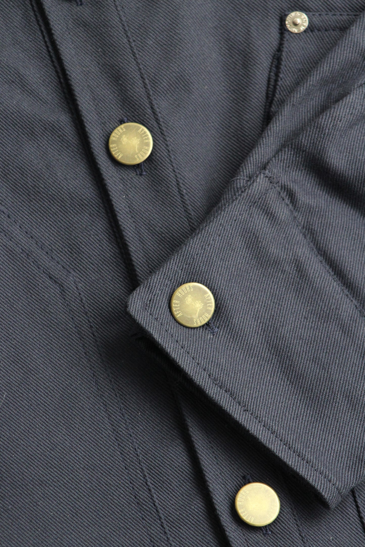 Chaqueta Azul Marino After hours – Detalle Cuello Blanco