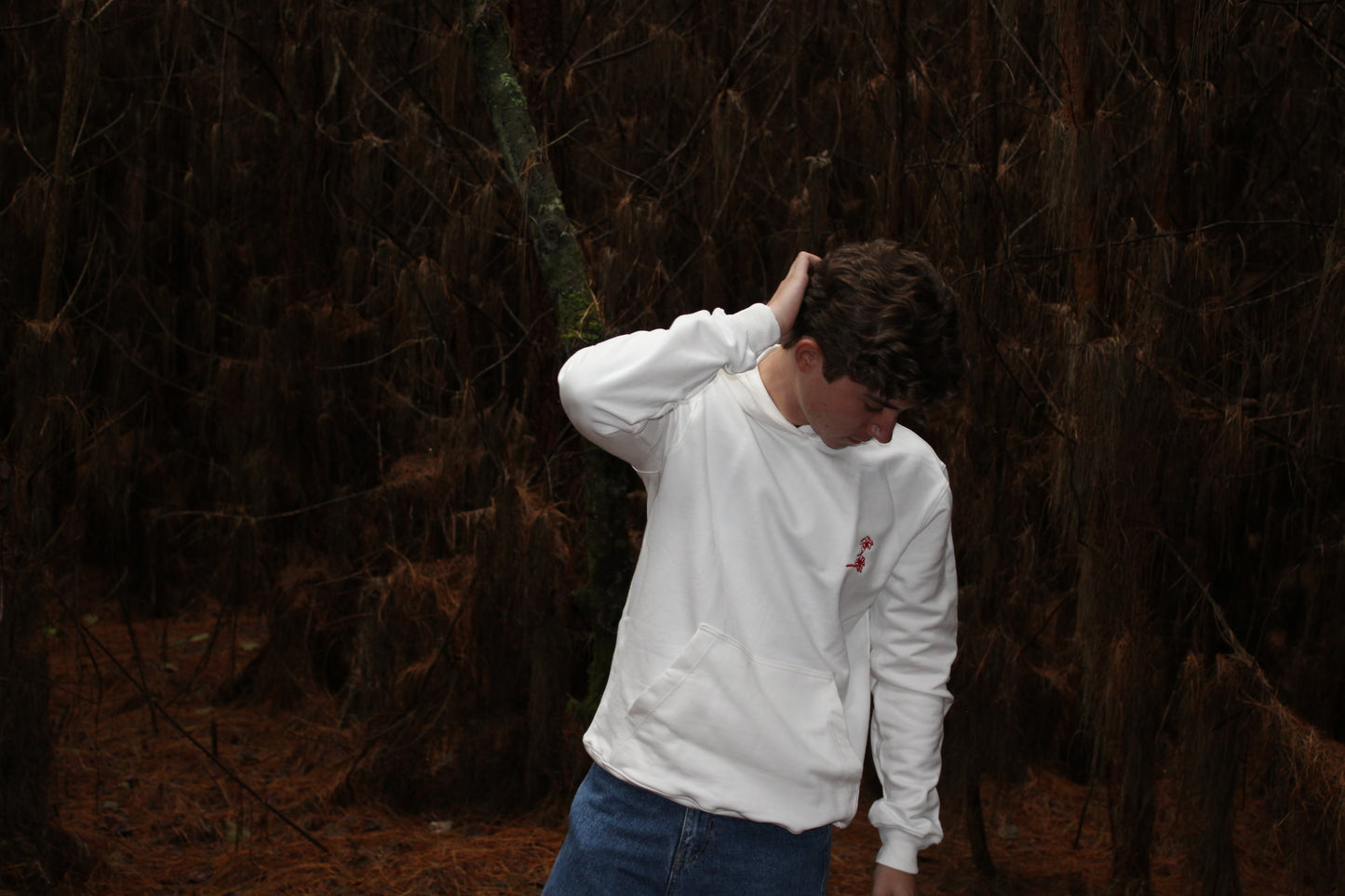 Hoodie Blanco After Hours – Bordado Rojo