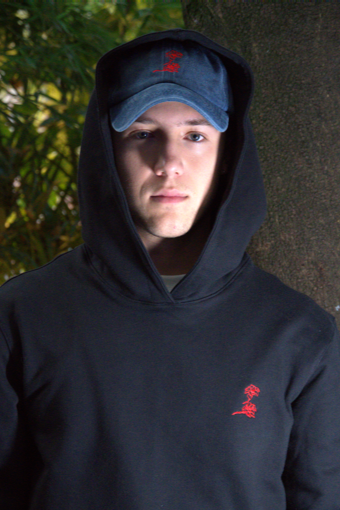 Hoodie Negro After Hours – Bordado Rojo