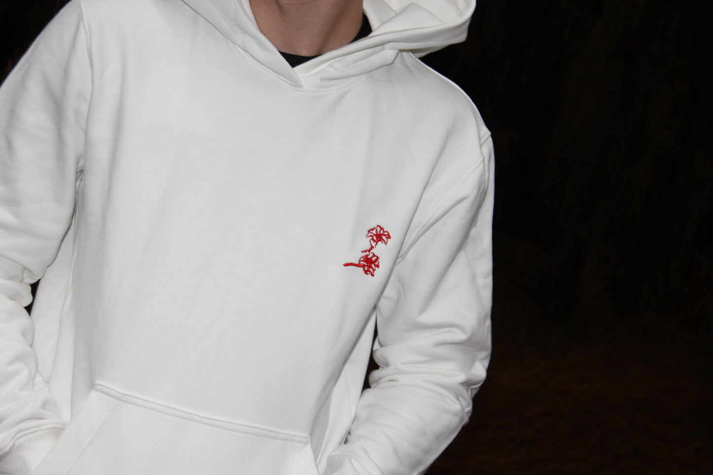 Hoodie Blanco After Hours – Bordado Rojo